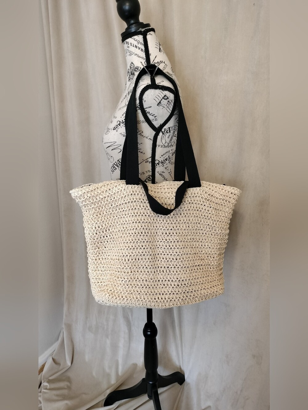 NWOT! Large Woven Straw Tote w/Two Sets of Straps Zipper Closure. Fully Lined